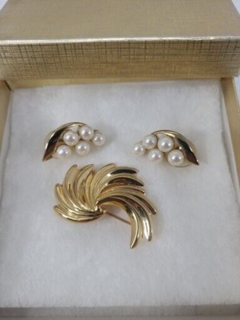 Swirl Brooch Gold Tone And Faux Pearl Earrings Vintage 1970's Costume Box